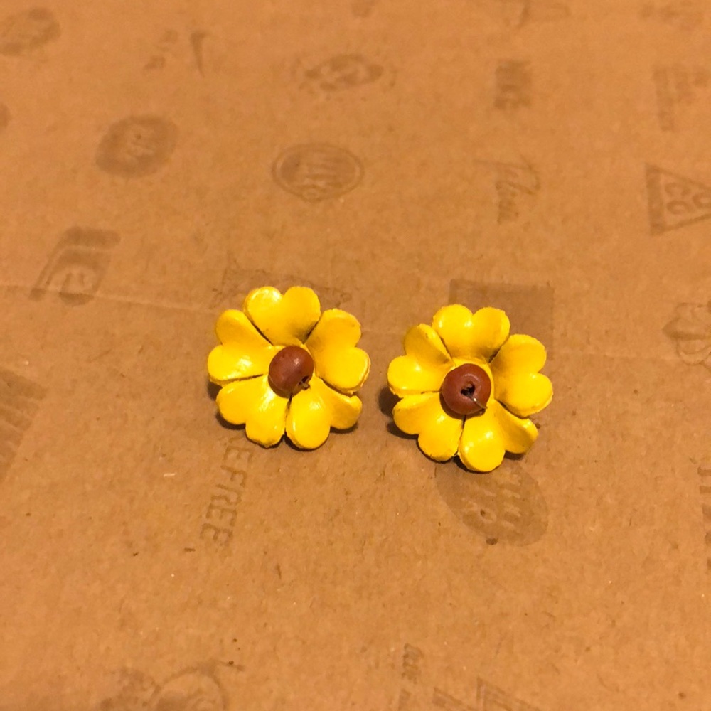 Vintage daisy earrings